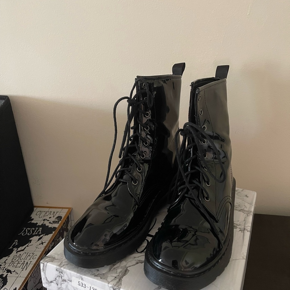 lace up boots in black